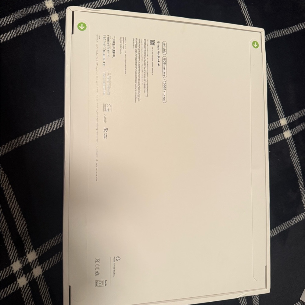 Apple MacBook Air 15 inch -M4Chip 16GB memory - 256 GB Storage